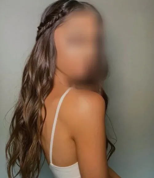 Amira, 29