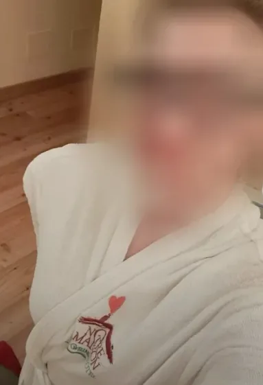 Emina, 40