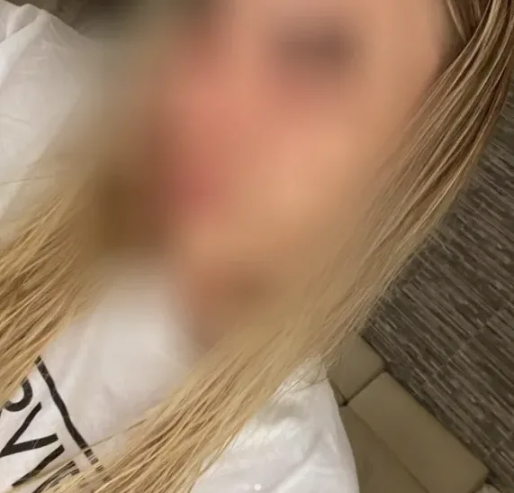 Laura, 20